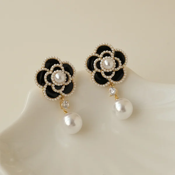Elegant Pearl Camellia Necklace