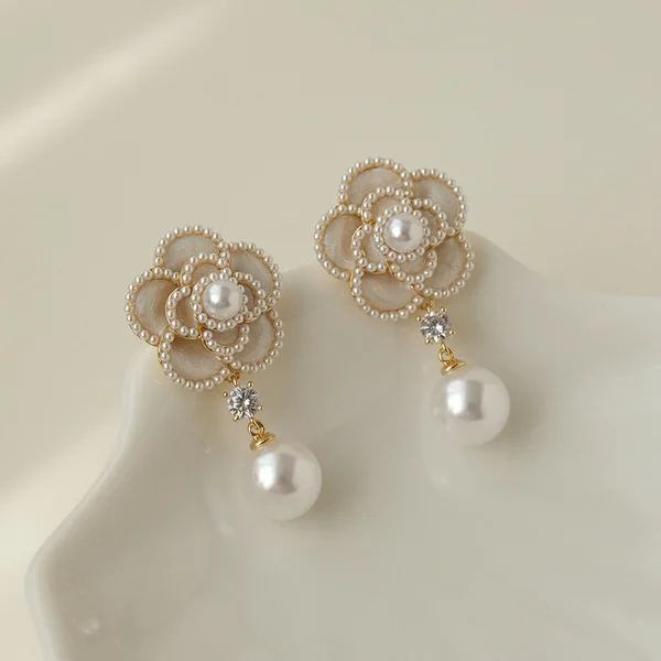 Elegant Pearl Camellia Necklace